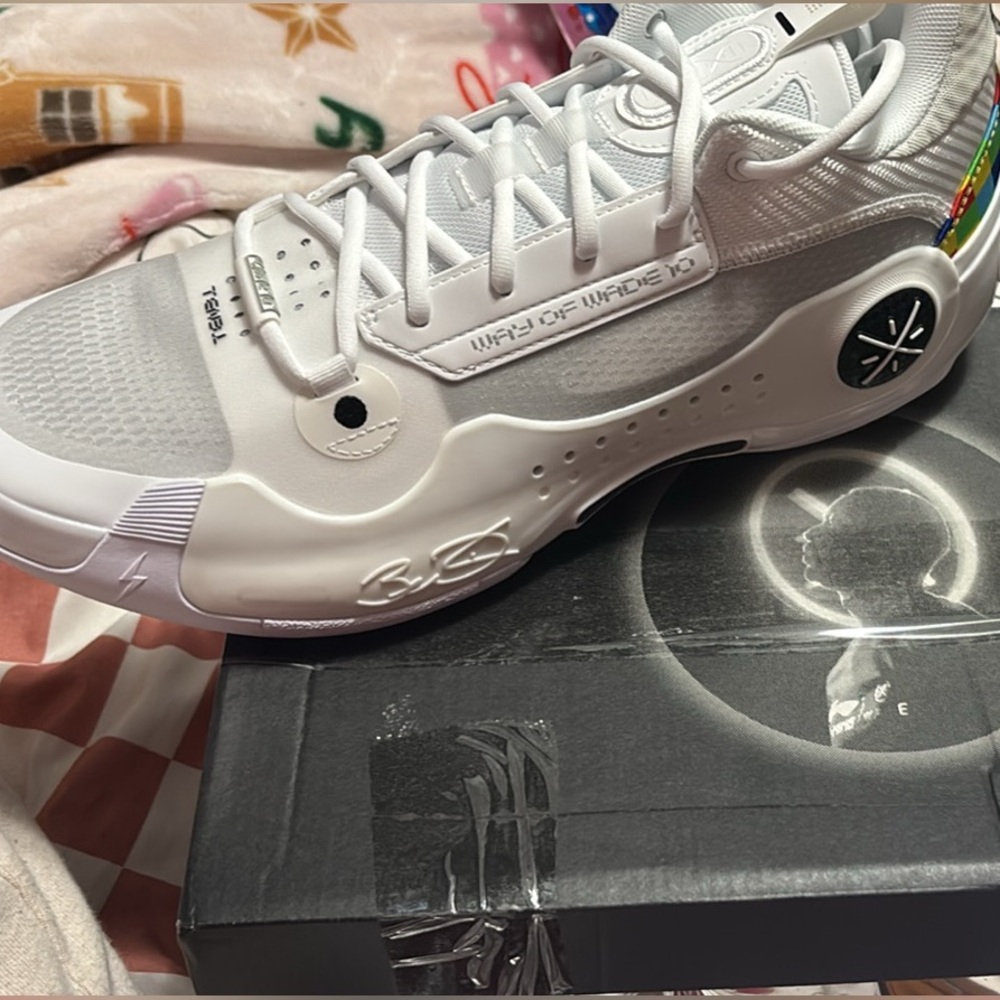 Men’s basketball shoes